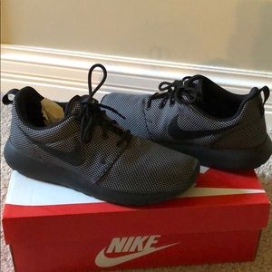 Nike Roshe One Tennis Shoes